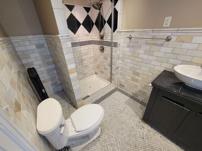 Building Photo - 705 Main Street 4BR/2.5BA (Hamilton)