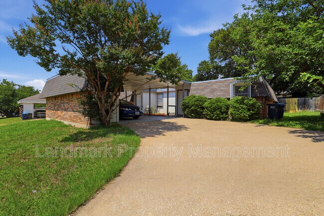 Foto del edificio - 6811 Trail Lake Dr