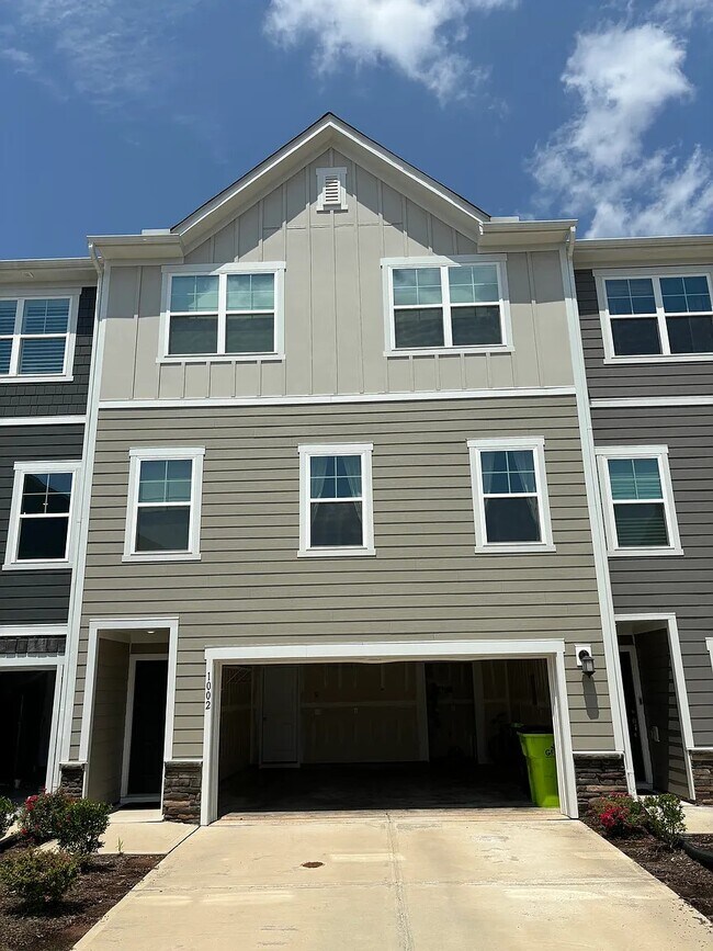 Building Photo - 1002 Kaya Ct