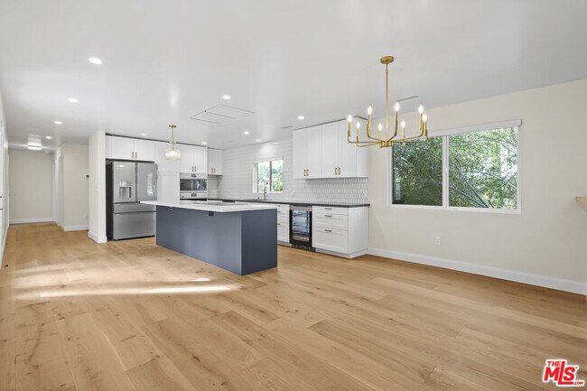 Foto del edificio - 4762 Charters Ave