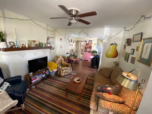 Sala de estar y salón - desde la puerta principal - 2441 Medary Ave
