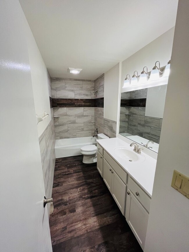 Foto del edificio - Beautifully remodeled 3 bedroom, 2 bath duplex in Royal Oaks Neighborhood
