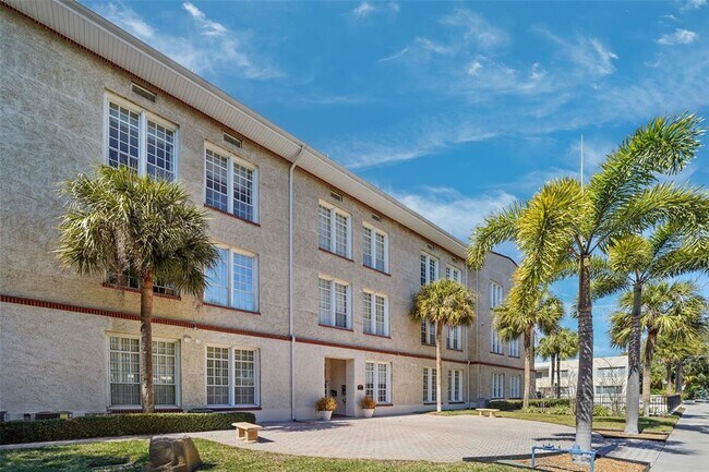 Foto del edificio - 701 Mirror Lake Dr N