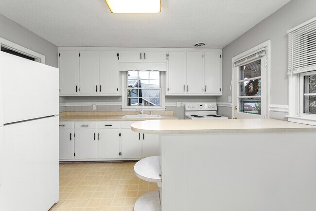 Building Photo - 345 Hale St