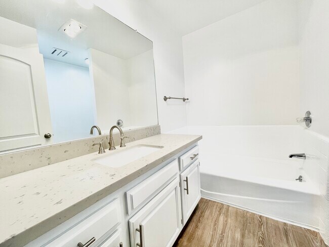 Foto del edificio - 15323 Weddington St