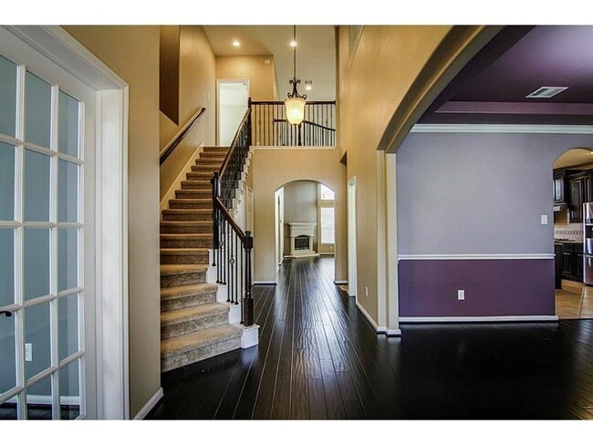 Building Photo - 10207 White Pines Dr