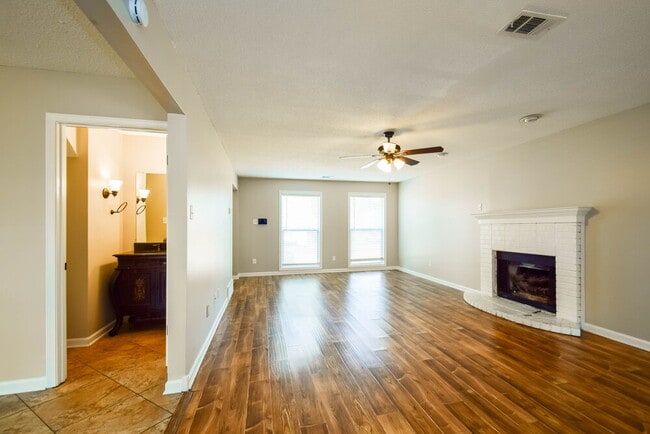 Foto del edificio - 8151 Cross Creek Ct