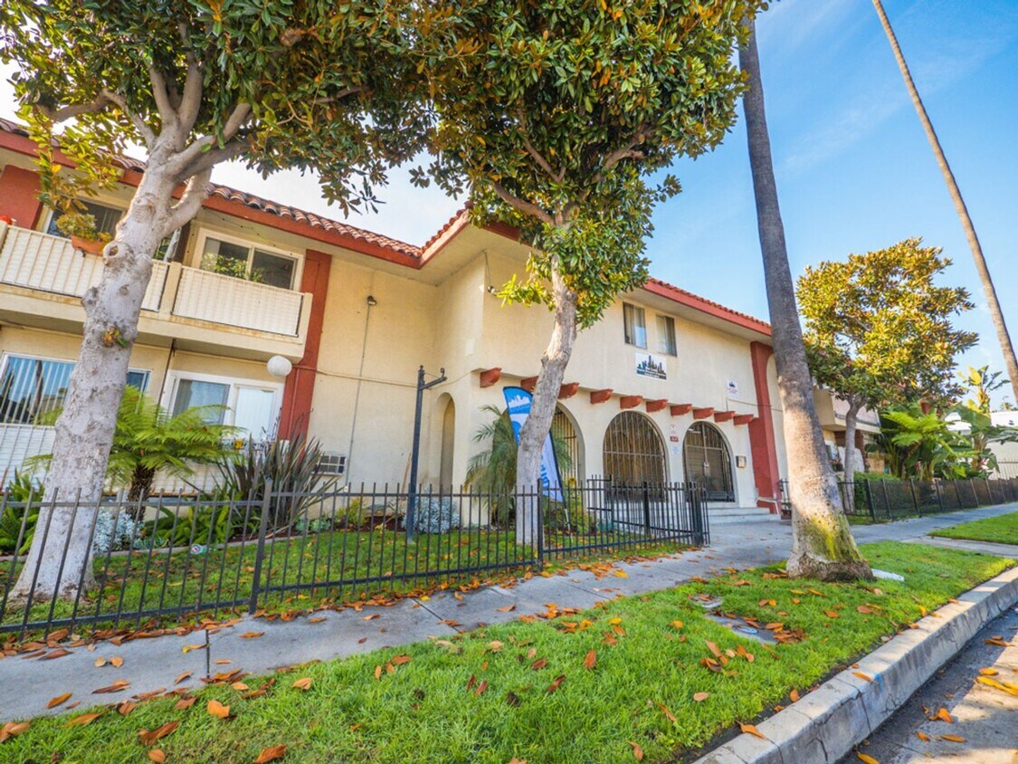 Building Photo - 1645 N. Winona Blvd