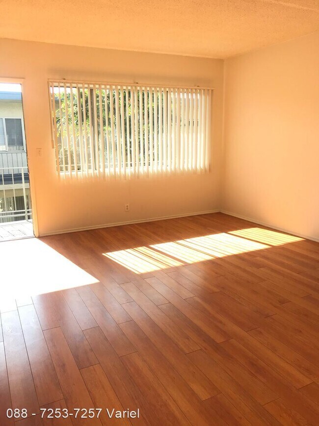 Foto del edificio - 7253-7257 Variel Ave