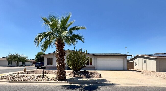 Foto del edificio - REMODELED 4 BEDROOM HOME WITH HUGE YARD, C...
