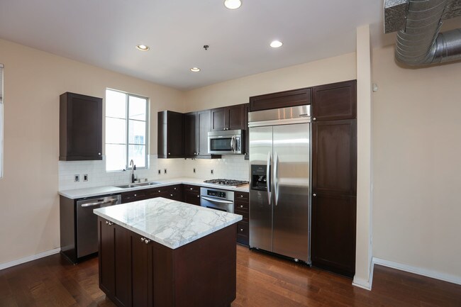 Building Photo - 5350 Playa Vista Dr