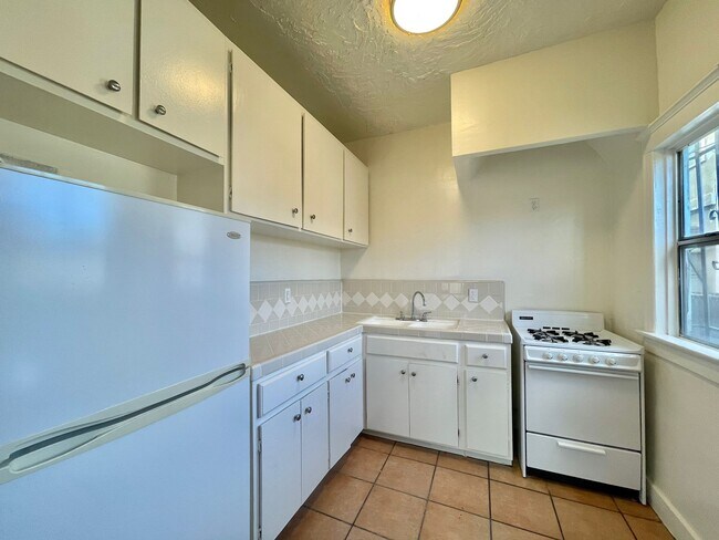 Foto del edificio - 544 N Heliotrope Dr