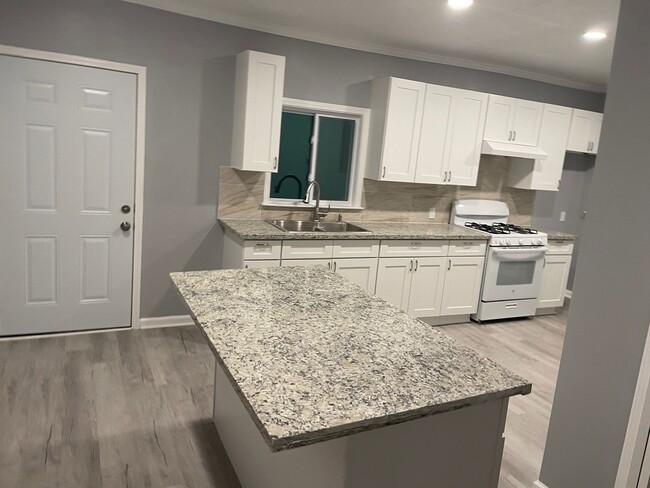 Building Photo - 3 bedrooms 2 baths - Only $1500 Per Month