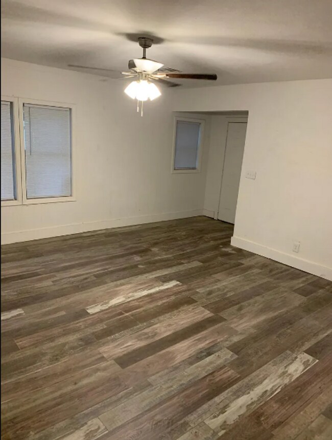 Foto del edificio - Beautifully Redone 2 Bedroom House! Available for a 5/1 Move In!!! *Updated Photos to Come*