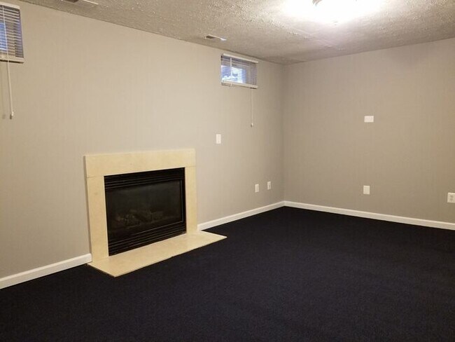 Building Photo - 3 Bedrooms 4 Bathroom House