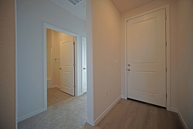 Foto del edificio - brand-new, never-before-lived-in 3-bedroom, 2-bathroom home with solar!