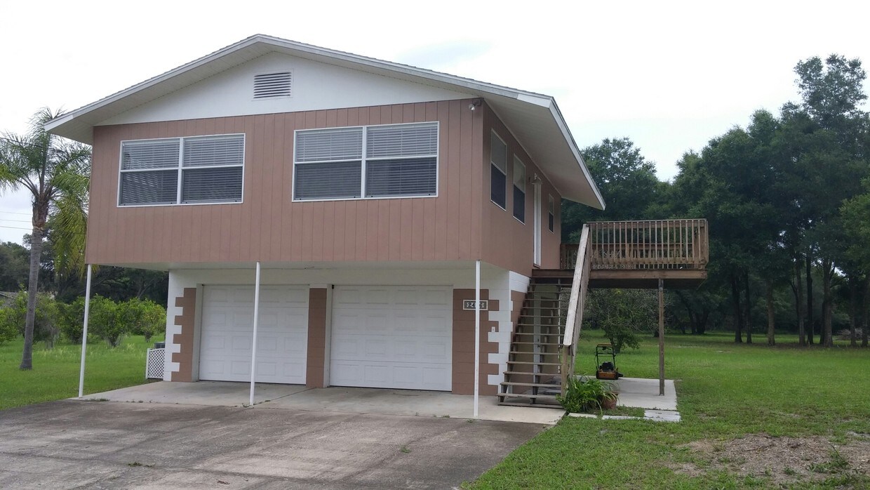 1/1 Lakefront DeLand House for Rent in DeLand, FL