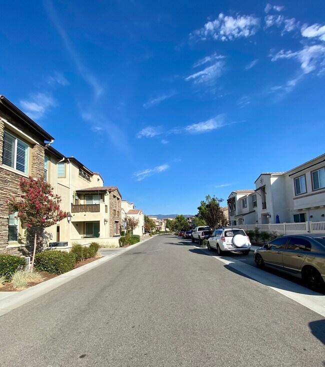 Building Photo - Executive 3-Bedroom Townhome