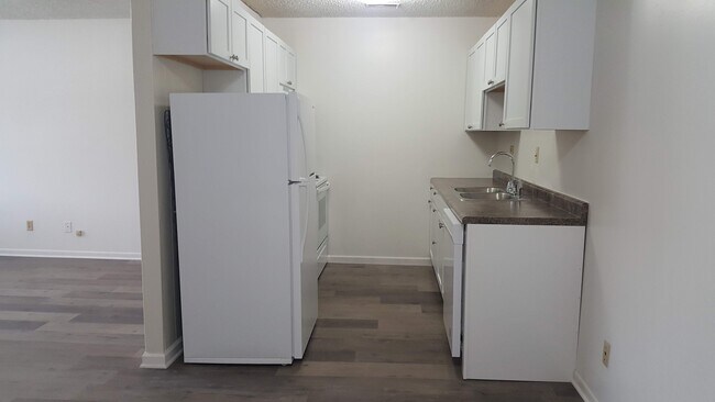 Foto del edificio - 2332 N Cotner Blvd