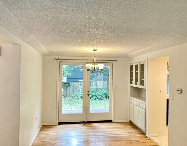 Building Photo - Spacious 5-Bedroom Home in Prime Location