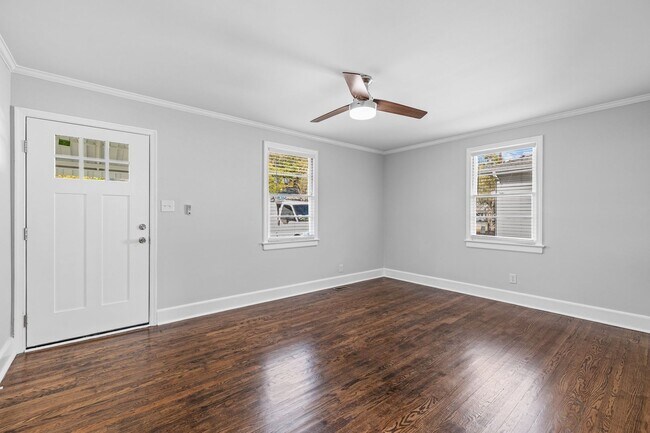 Foto del edificio - Available Early August! - Charming 2-Bedroom Durham Gem: Hardwood Floors, Updated Kitchen, and More!