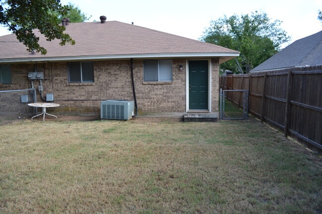 Building Photo - 2221 Lavern St