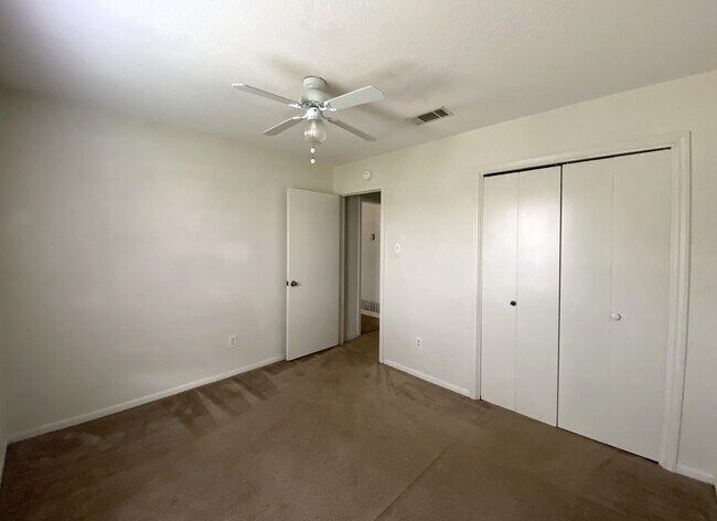 Foto del edificio - 4800 Rainbow Cir