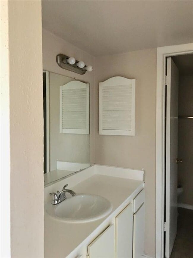 Building Photo - 3 bed, 2 bath condo