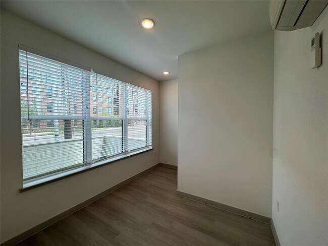 Foto del edificio - 91 Jensen Dr