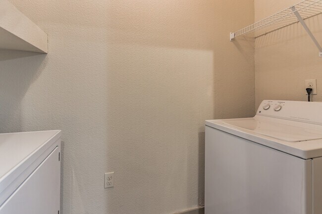 Lavadora y secadora convenientes en Riverside at Rockwater en North Little Rock, AR - Riverside at Rockwater