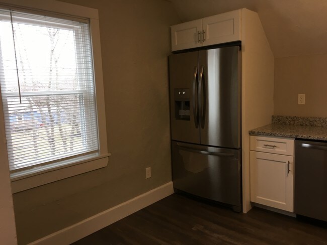 Kitchen pic#1 - 39 Walnut St