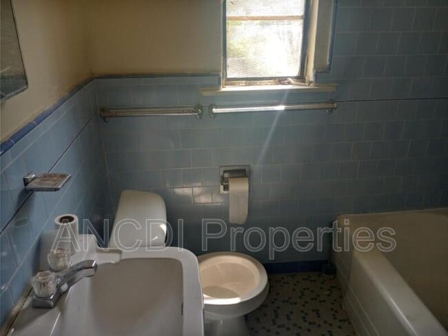 Foto del edificio - 703 Spring St