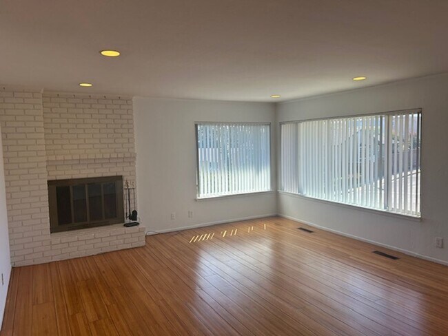 Foto del edificio - Simply a fabulous Hillsdale neighborhood f...