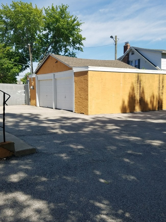 Garage rentals - 207 N Chester Pike