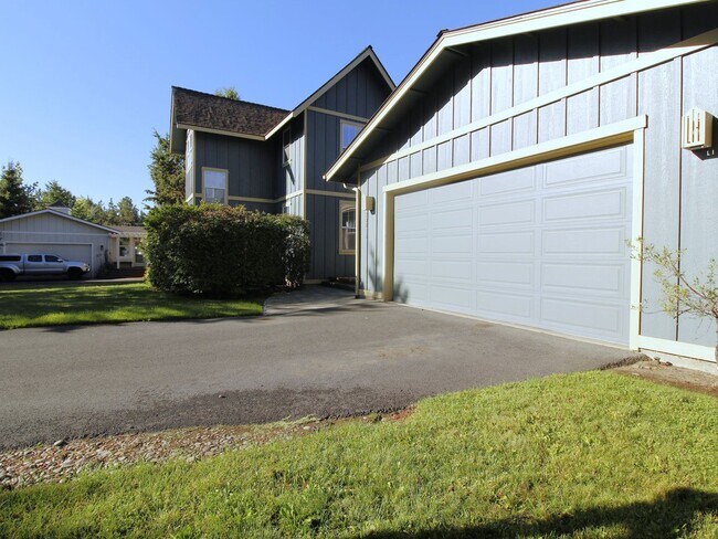 Foto del edificio - Charming 3-Bedroom Home in NE Bend – Close...