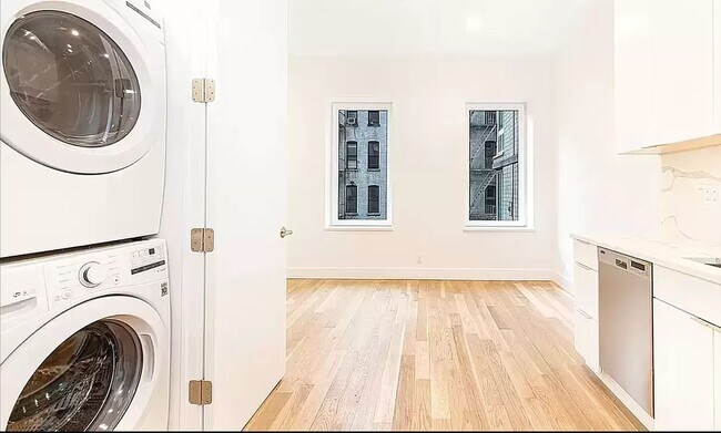Foto del edificio - 309 W 50th ST