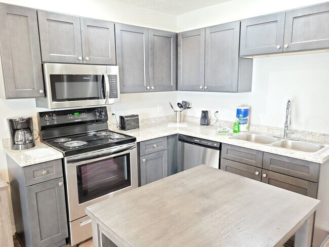 Building Photo - NEWER LUXURY ONE BEDROOM APARTMENT FULLY F...
