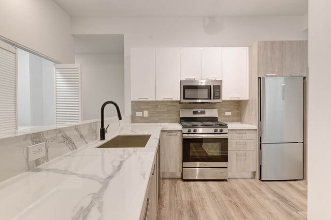 Building Photo - 100 E 14th St