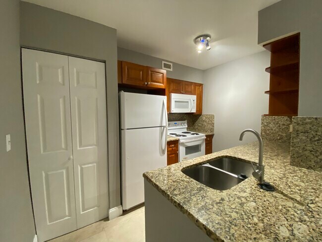 Foto del edificio - 2820 N Oakland Forest Dr