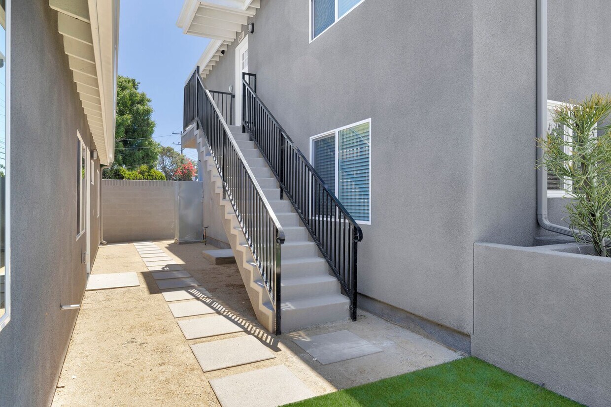 Primary Photo - 1603 Vuelta Grande Ave