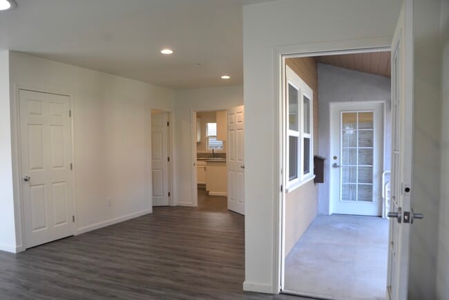 Building Photo - 6415 Romaine St