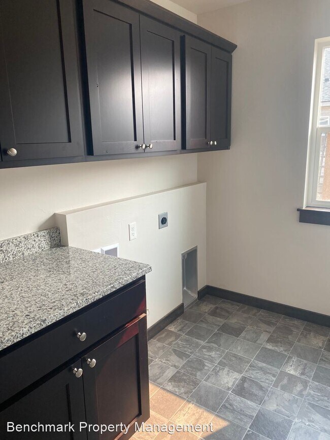 Building Photo - 3 br, 2 bath House - 1520 Oakwood Dr