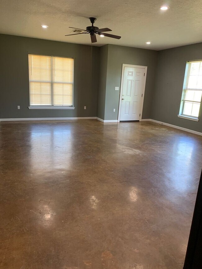 Building Photo - Apartment for lease