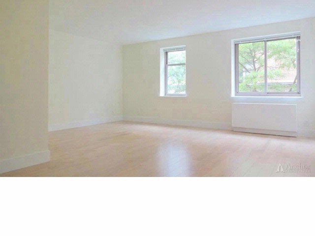 Primary Photo - 110 Horatio St