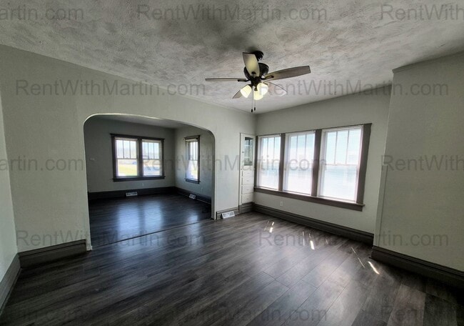 Building Photo - FOR RENT- Beautifully Updated Home Near Golf Course on 4th! Pets ok!!