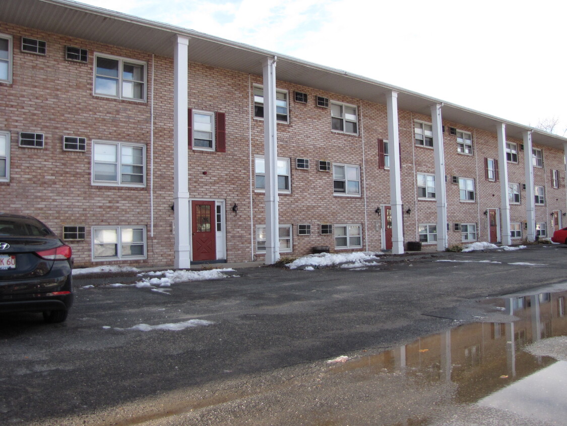 Primary Photo - Center Court Apartments