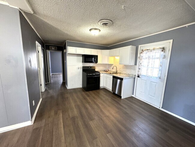 Building Photo - FOR RENT 3BR 2 BA