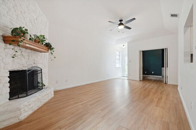 Foto del edificio - 6501 Brush Country Rd