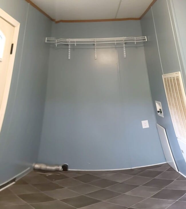 Building Photo - Beautiful 3 Bedroom 2 Bath Home in quiet r...