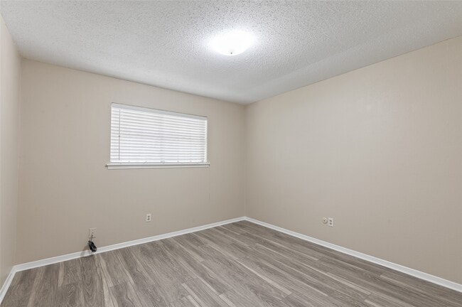 Building Photo - 233 W Tri Oaks Ln